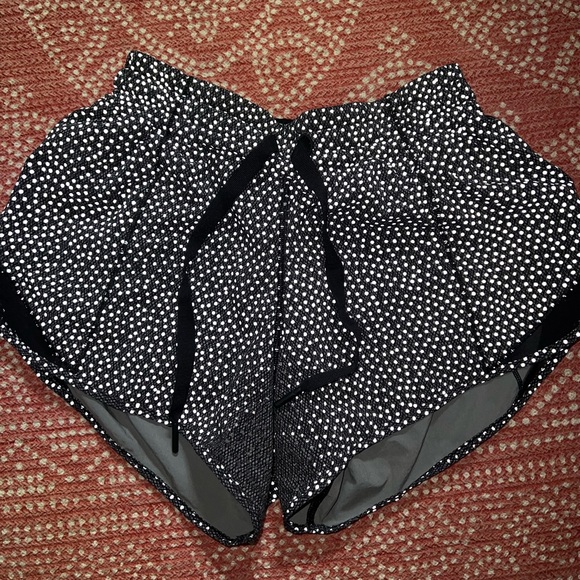 lululemon hotty hot shorts frozen fizz (rare) - Picture 2 of 4